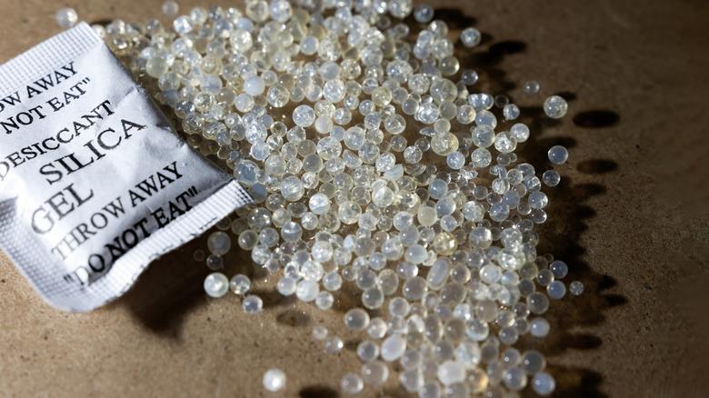 silica gel packet and loose beads