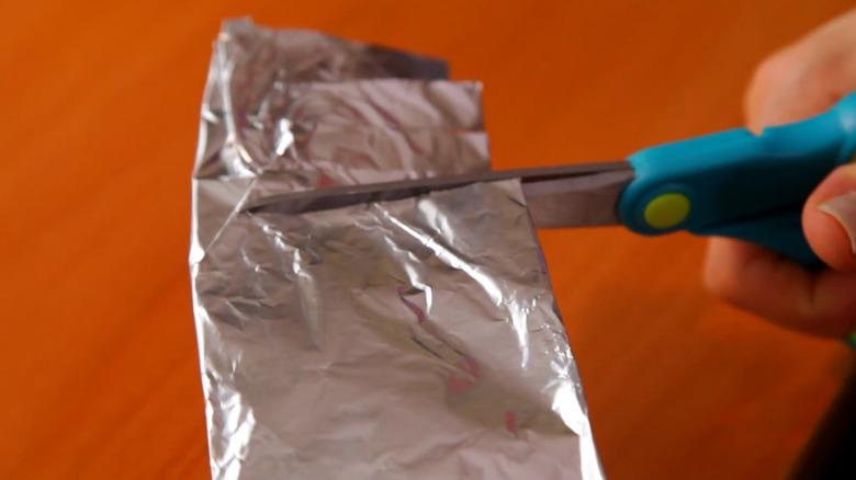 Honing blades of scissors with aluminum foil