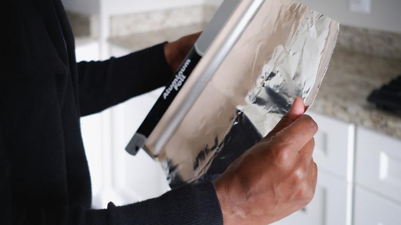 Removing aluminum foil from a roll