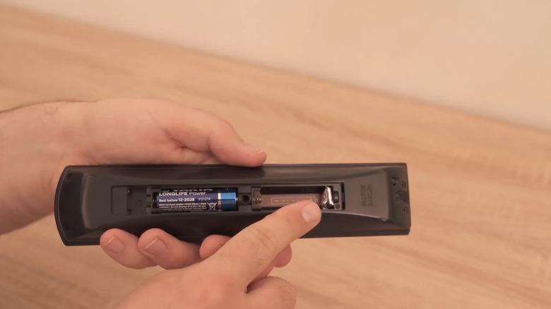 Improving battery contact with aluminum foil