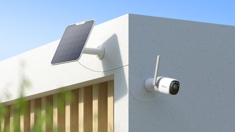 pair of Reolink Altas cameras and solar panels security system bundle